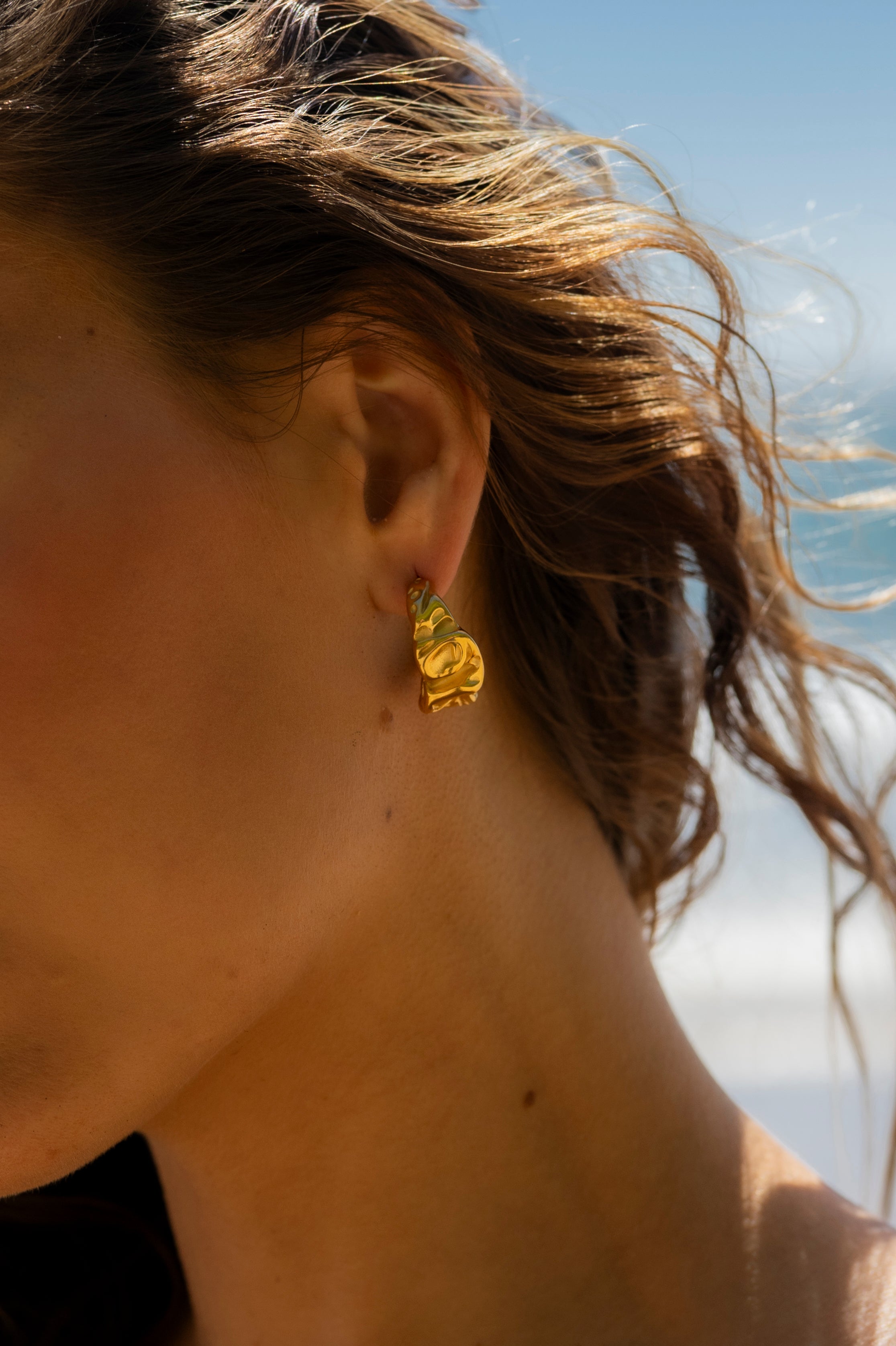 GOLD MOLTEN C SHAPE HOOP EARRING