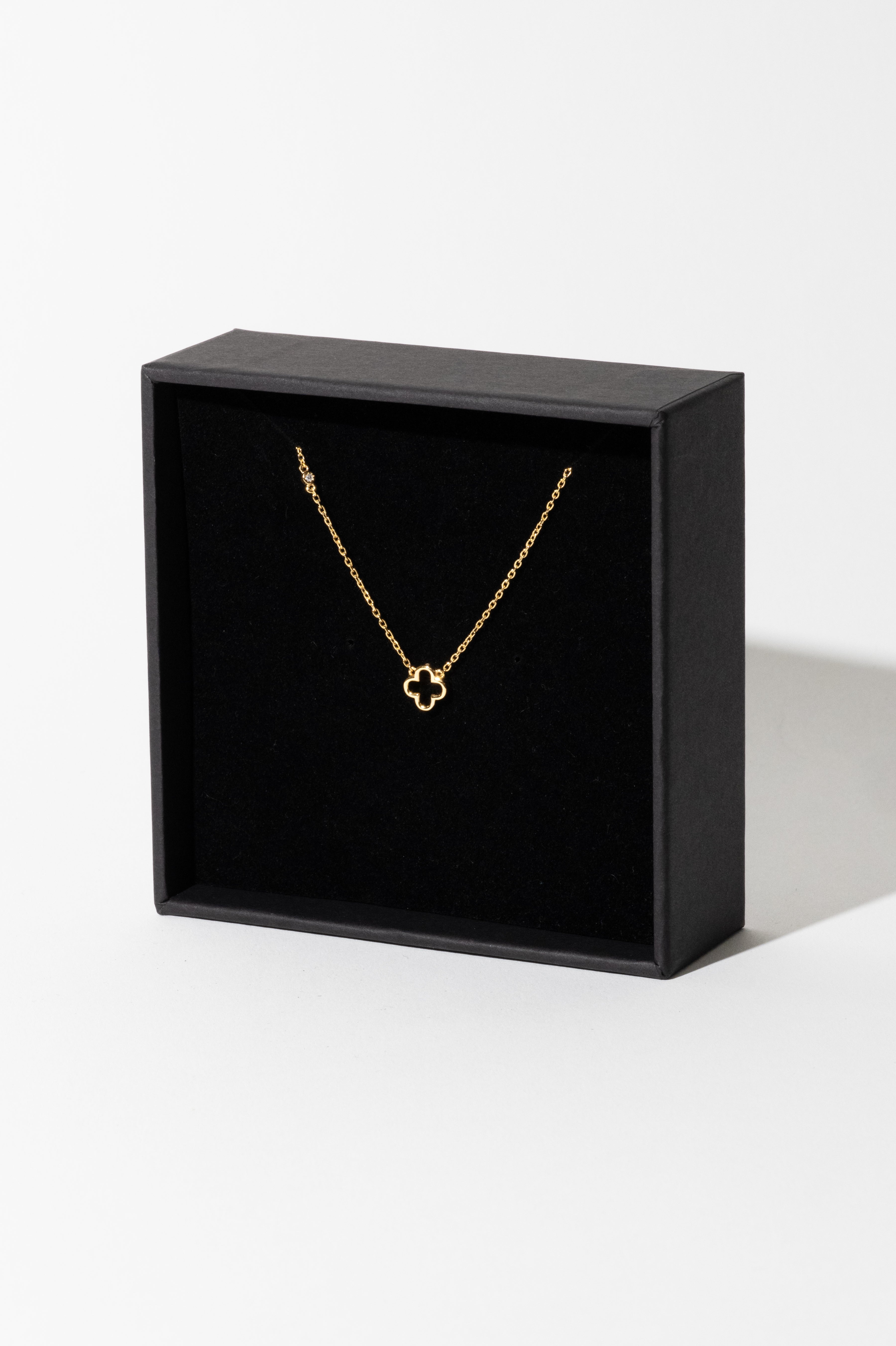 VERMEIL 4 PETAL FLOWER DIAMOND NECKLACE